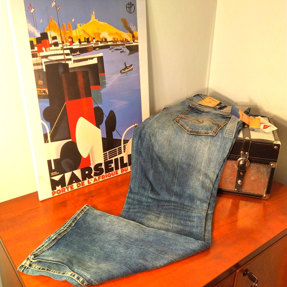 New with tags Men's Silver jeans.